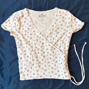Hollister Women's Floral Wrap Crop Top -  White and Blue, Size XS